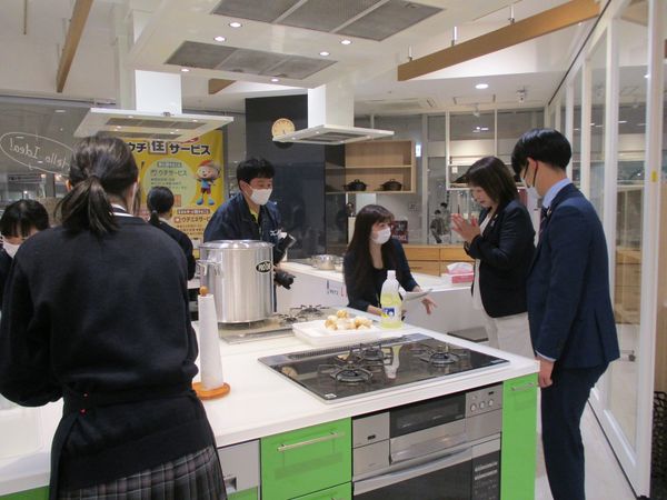 土浦市の高校生運営の「放課後子ども食堂」が開かれました!page-visual 土浦市の高校生運営の「放課後子ども食堂」が開かれました!ビジュアル