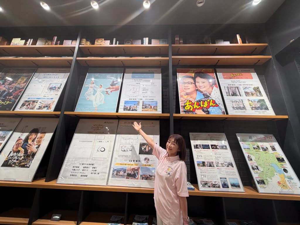 イオンモール土浦でロケ支援作品のパネルを展示しています。page-visual イオンモール土浦でロケ支援作品のパネルを展示しています。ビジュアル